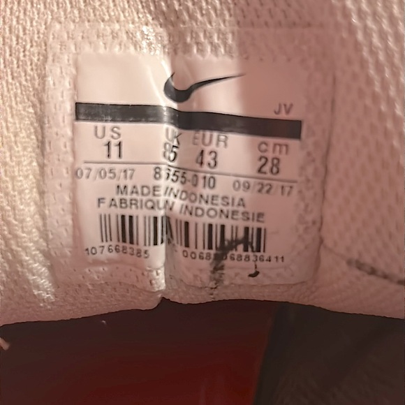 Size Women’s 11 Nike Grey Tennis Shoes - Picture 4 of 4